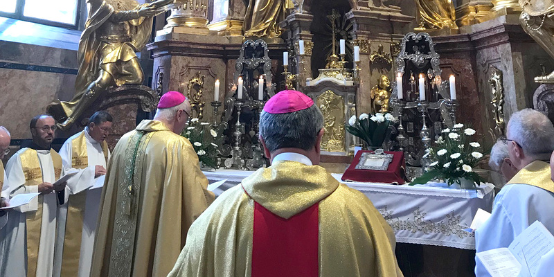Dominik Orieschnig Betender Blick auf ein Bild, dessen Inhalt und Geschichte den Internationalismus der Liebe Gottes zu den Menschen erzählt