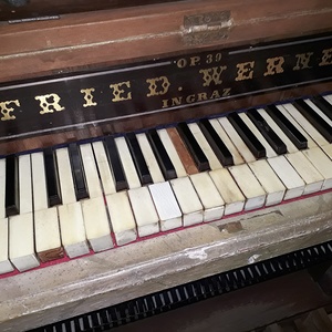 Oberdorf im Burgenland - Pfarrkirche St. Anna / Gottfried Allmer Spieltischdetail mit Firmenschild.