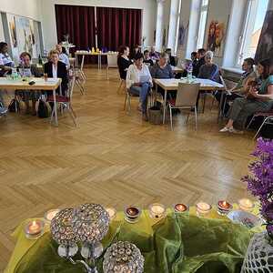 Menschen, die im Pfarrzentrum feiern