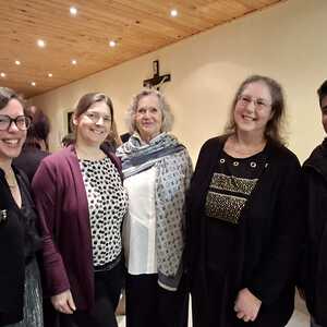 v.l. Pfarrgemeinterätinnen Kathi Graner und Nadja Hutter, Gisi Marx,  Pfarrgemeinderätin Elisabeth Hanner und Pater Rijo