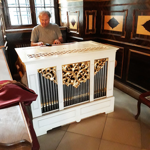 Frauenkirchen - Basilika minor St. Maria Geburt / Gottfried Allmer Positiv in der Kapelle.