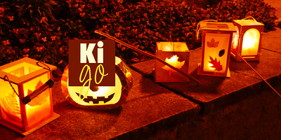 Leuchtende Kinderlaternen auf einer Mauer.