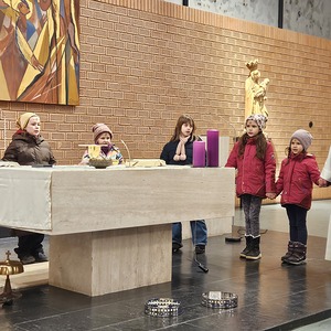 gemeinsames Vater Unser mit den Erstkommunionkindern