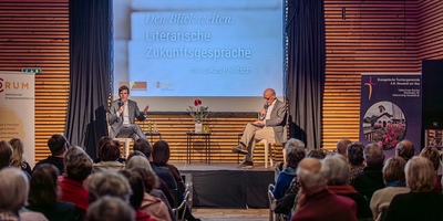 Lukas Pallitsch und Martin Jäggle beim gelungenen Auftakt für das neue Bildungsformat 'Den Blick weiten. Literarische Zukunftsgespräche'