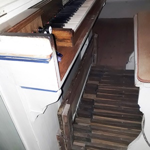 Pama - Pfarrkirche Allerheiligen / Gottfried Allmer Freistehender Spieltisch.