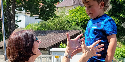 Oma mit Enkel