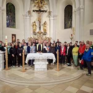 Die Gruppe versammelt um den Altar in der Pfarrkirche Trausdorf.