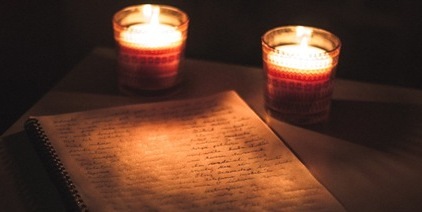 Brief schreiben im Kerzenschein / © KostkaCZ / cc0 – gemeinfrei / Quelle: pixabay.com