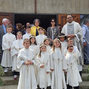 Gemeinsam vor dem Kirchenportal
