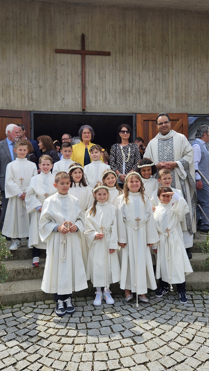 Gemeinsam vor dem Kirchenportal