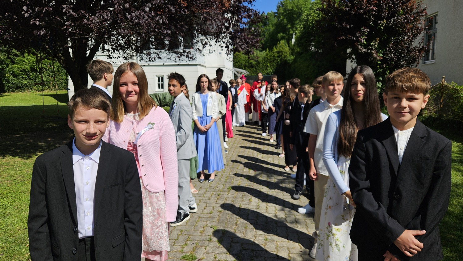 Firmung25 / Nadja Hutter Vorbereitung zum Einzug in die Kirche