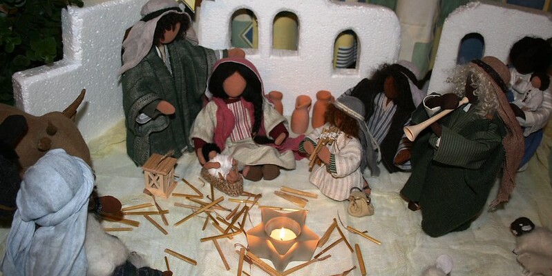 weihnachtliche Krippenszene mit Hirten und Tieren aus Stofffiguren