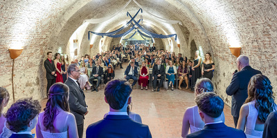 Festlich-frohe Ertwartung beim Jubiläumsball im historischen Ambiente der Burg Forchtenstein. Links vorne: Pfarrer Aby Puthumana, rechts Ägidius J. Zsifkovics.
