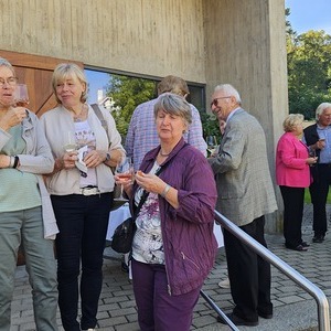 Agape vor der Kirche