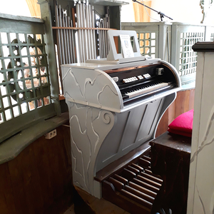 Baumgarten - Altes Kloster / Gottfried Allmer Freistehender Spieltisch, dahinter Prospektfront der barocken Brüstungsorgel