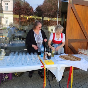 Vorbereitet für Agape v.l. Pfarrgemeinderätin Elisabeth Hanner und Gisi Marx