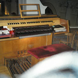 Oggau a. N. - Pfarrkirche zur Hl. Dreifaltigkeit und St. Simon und Juda / Diözese Eisenstadt/Gottfried Allmer Freistehender Spieltisch.