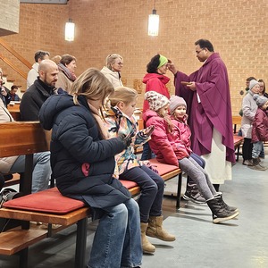 Aschenkreuz für die Gläubigen durch Pater Kuruvila