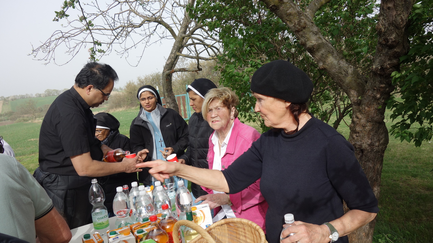 Versorgung der Gäste durch Pater Kuruvila, Anna Puntigam und Karlaq Stifter                               