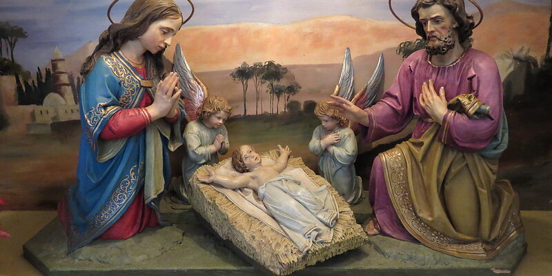 Krippenszene geschnitzte Figuren mit Engel