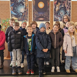 Gruppenfoto mit Religionslehrerin Barbara Klawatsch