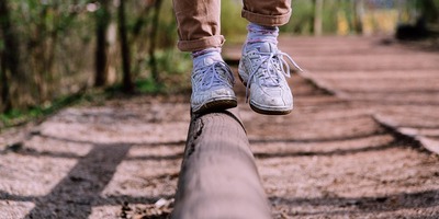 pixabay Füße, die auf einem Balken balancieren