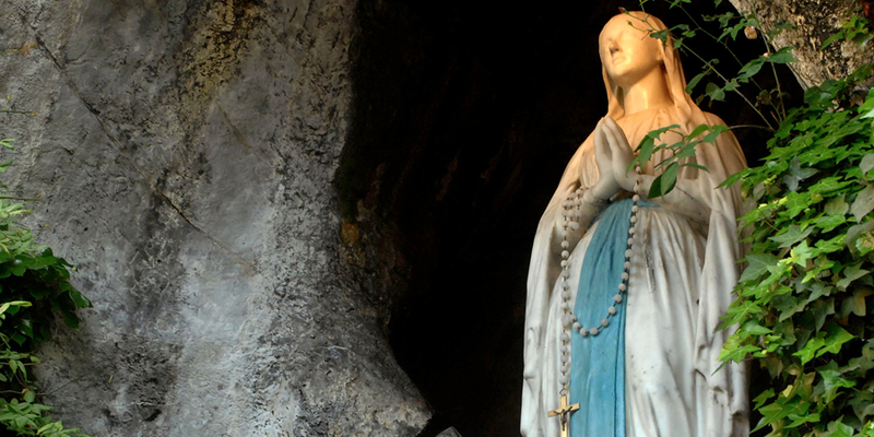 Lourdes / KNA-Bild Marienwallfahrtsort Lourdes in den franz?sischen Pyren?en.Bild: Detailfoto der Mariengrotte in Lourdes. Madonna / Madonnenfigur im Felsen.