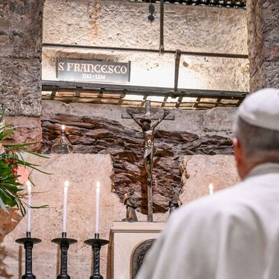 Papst Leo XIV. betet am Grab des Heiligen Franz von Assisi am 20. November 2025 in Assisi (Italien).