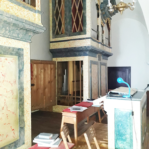 Donnerskirchen - Pfarrkirche St. Martin / Gottfried Allmer Emporensituation mit Blick in den rechten Unterbau des Hauptgehäuses mit den Pfeifen der Pedalergänzungslade von 1974.