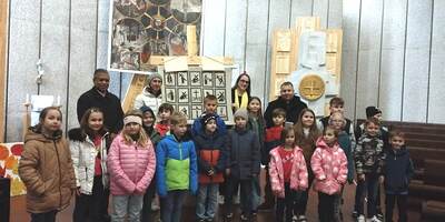 Pfarrer Thomas Vayalunkal, Pfarrmoderator Marko Zadravec, die PGRinnen Karoline Wagner und Katharina Stipsits mit den Kindern