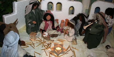 weihnachtliche Krippenszene mit Hirten und Tieren aus Stofffiguren