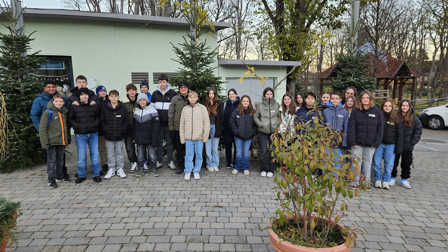 Firmvorbereitung 2024-11-23 / Dr. Christian Bürger Warten auf den Bus nach Purbach
