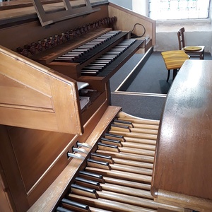 Neusiedl am See - Stadtpfarrkirche St. Nikolaus und Gallus / Gottfried Allmer Freistehender Spieltisch.