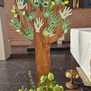 Erstkommunionkinder Baum