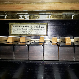 Donnerskirchen - Pfarrkirche St. Martin / Gottfried Allmer Firmenschild am Spieltisch.