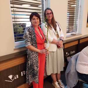 Anna Tumaras-Erhard und Katharina Stipsits bei der Verabschiedung der Pensionist:innen.