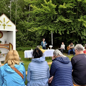 Feiernde vor der Theresienkapelle