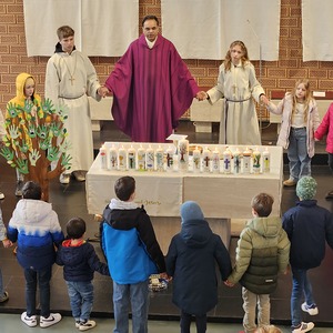 Gemeinsames 'Vater Unser' aller Kinder