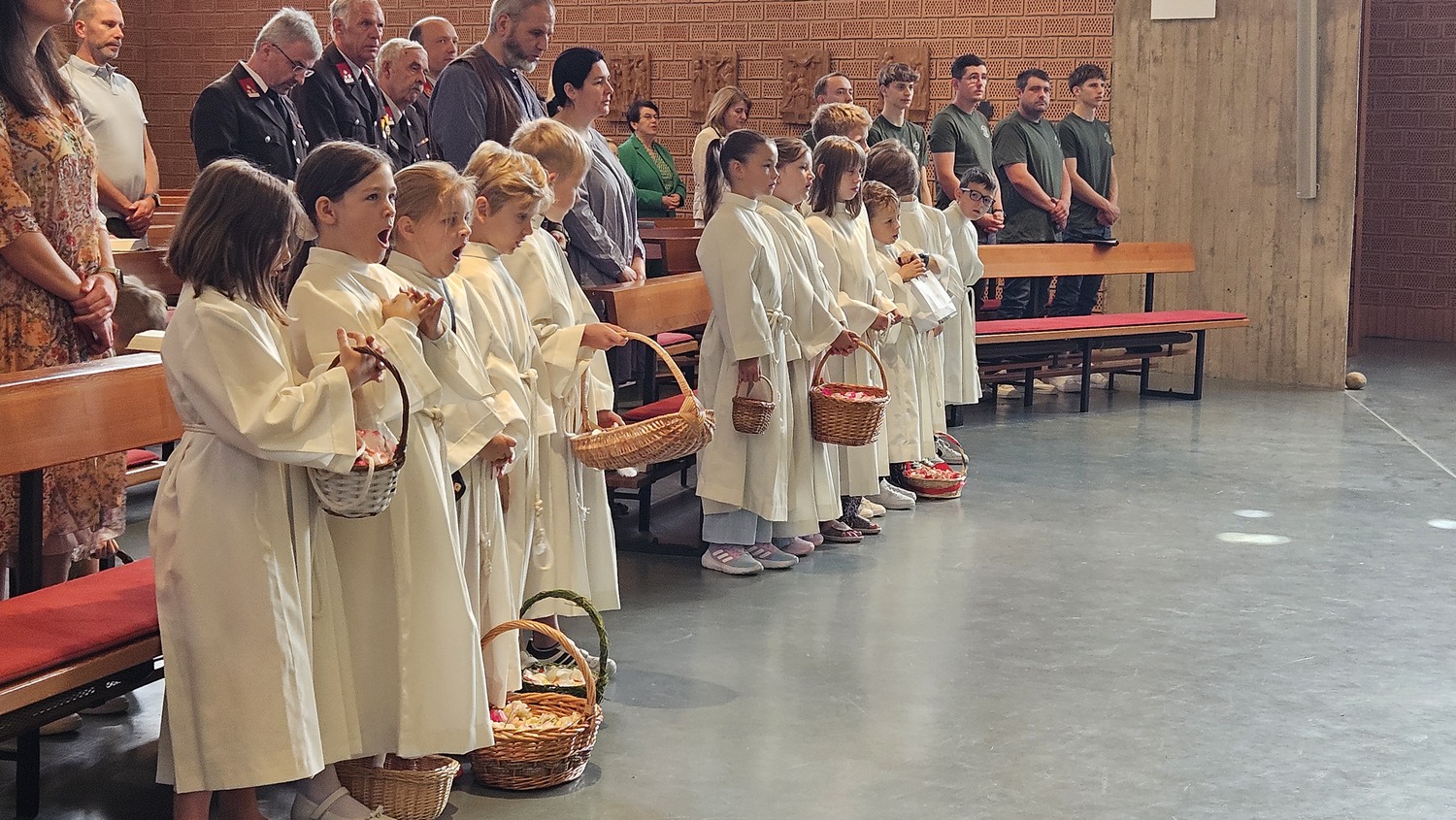 Erstkommunionkinder mit Blütenkörben