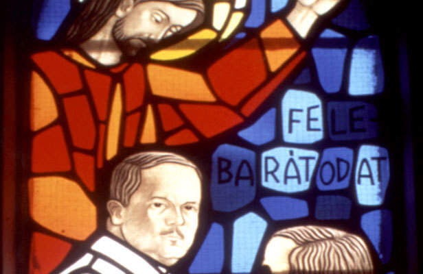 buntes Glasfenster, Jesus hält seine Hand über den seligen Ladislaus