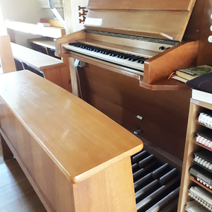 Eberau - Pfarrkirche St. Josef / Gottfried Allmer Spielschrank an der Prospektfront.