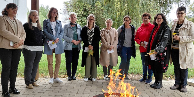 Auszeit-Tag im Pfarrheim Oberpullendorf / Diözese Eisenstadt / N. Faiman Frauen stehen im Halbkreis um ein Feuer