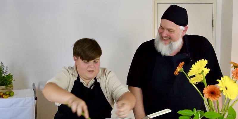 Kurt mit Pfarre Norbert Filipitsch am Herd.