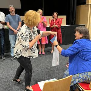 Doris Ziniel übergibt Aktionsplakat an Schulamtsdirektorin Andrea Berger-Gruber.